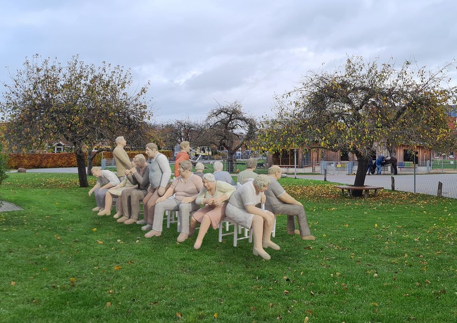 Figuren der Ausstellung Alltagsmenschen auf dem Gelände der Kinderheilstätte Nordkirchen